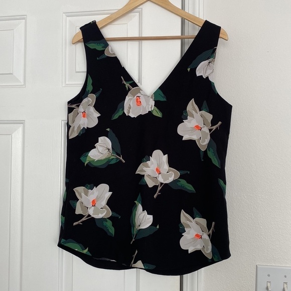 Banana Republic Magnolia print deep V sleeveless blouse. - Picture 8 of 12
